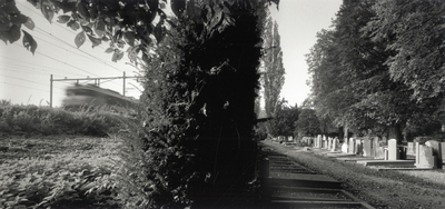 108517 Gezicht op de 1e Algemene Begraafplaats Soestbergen (Gansstraat) te Utrecht, met links een voorbijsnellende ...